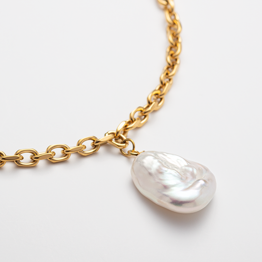 Treasures of the Sea Pearl Necklace Gold