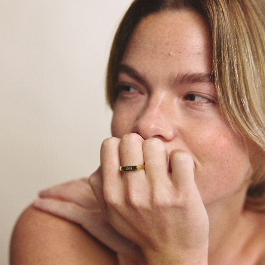 Engravable Slim Signet Ring Gold