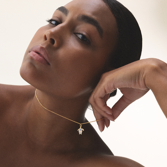 Turtle Mono Necklace White Breeze Gold