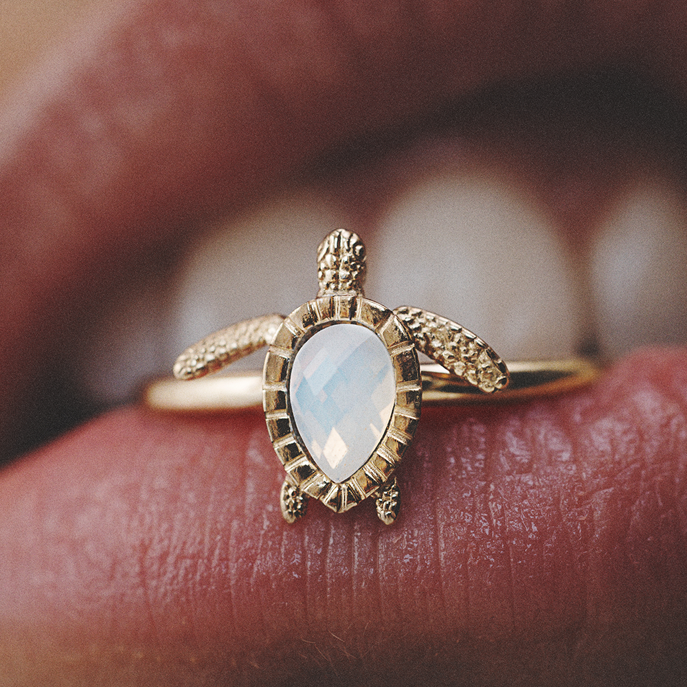 Turtle Ring White Breeze Gold