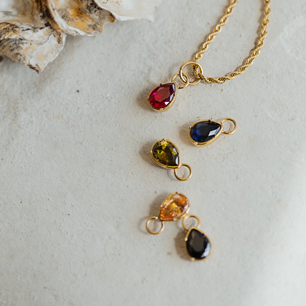 Set Red Stone Charm und Halskette Gold