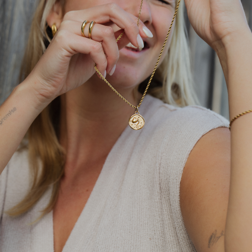 Set Aquarius Charm und Halskette Gold