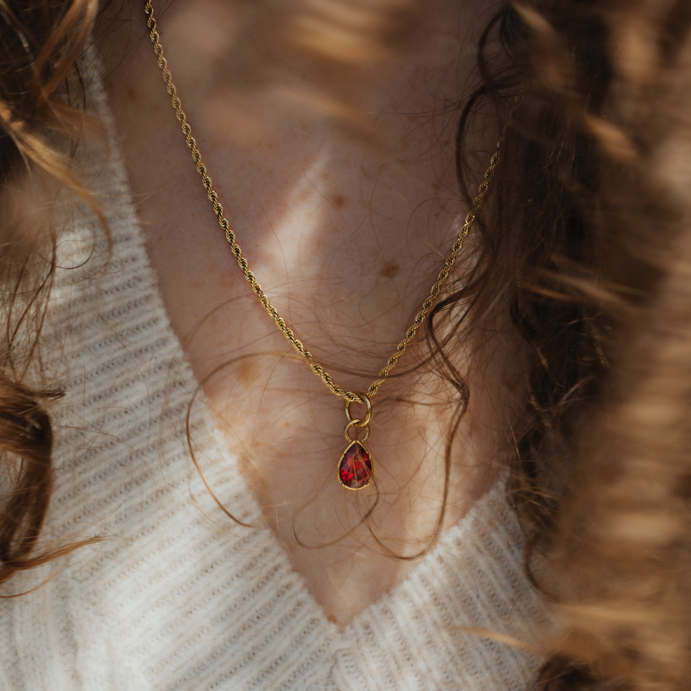 Set Red Stone Charm und Halskette Gold